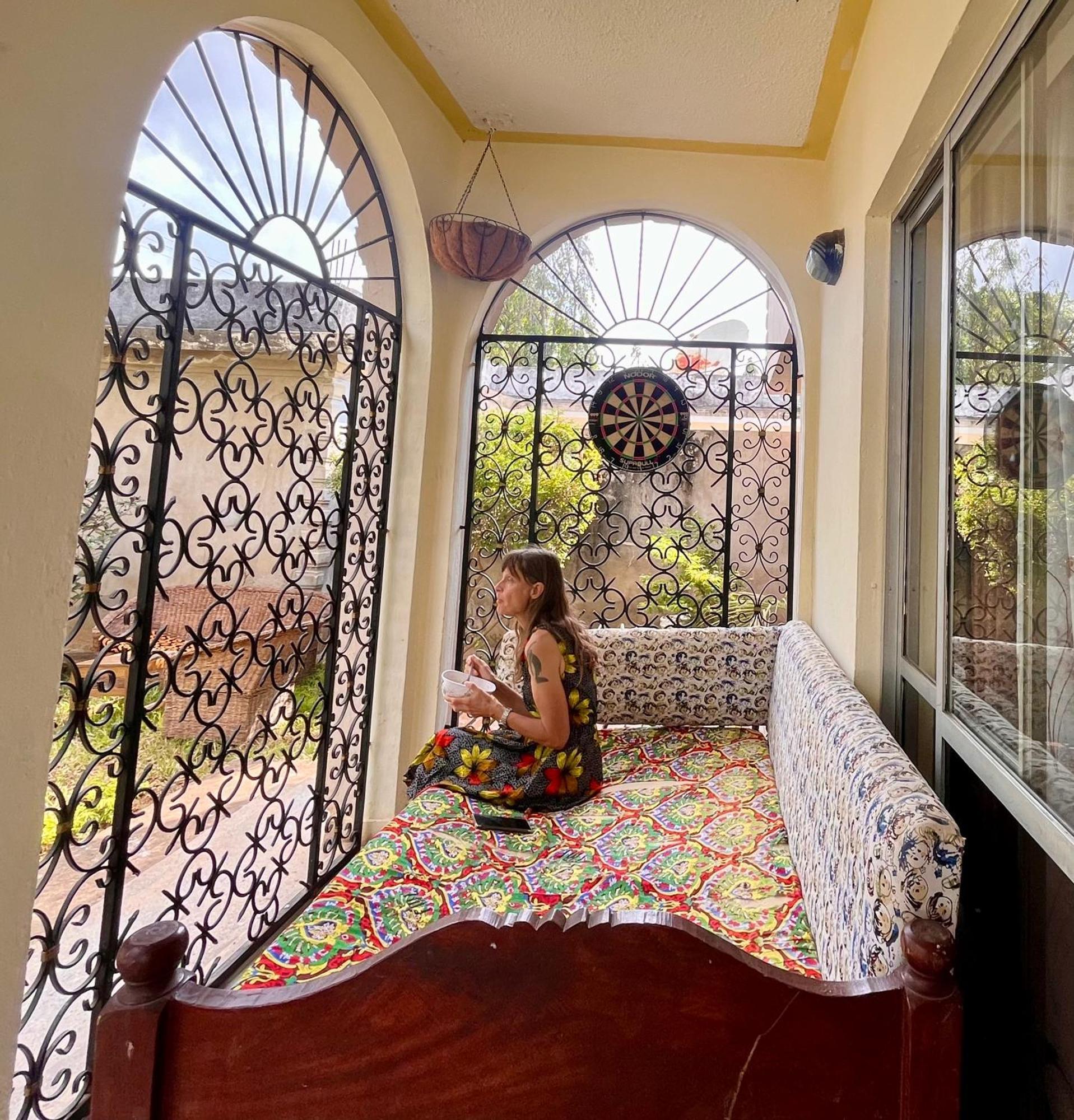 Akogo House - Bnb , Hostel, Backpackers & Volunteer Center Момбаса Екстер'єр фото