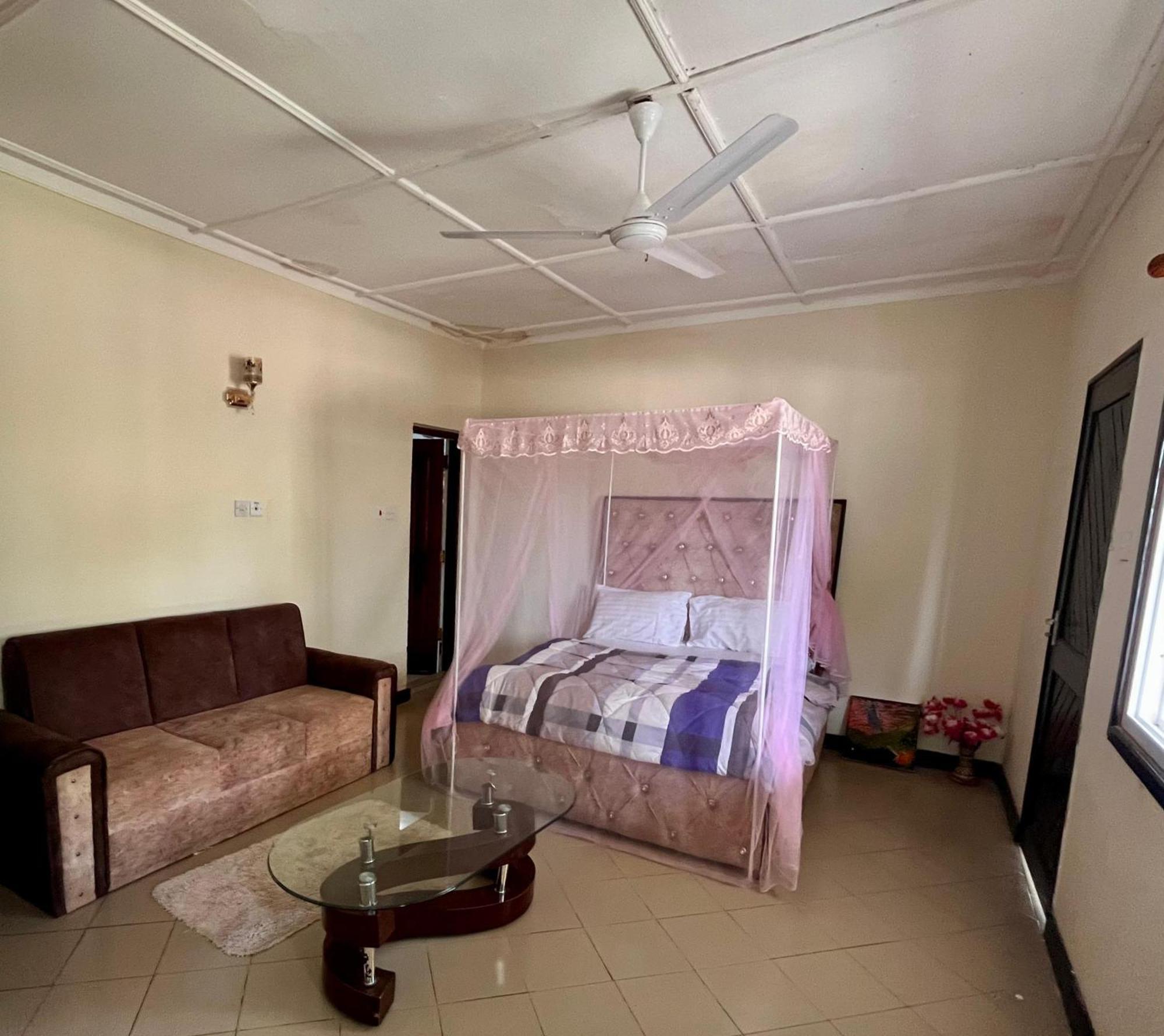 Akogo House - Bnb , Hostel, Backpackers & Volunteer Center Момбаса Екстер'єр фото