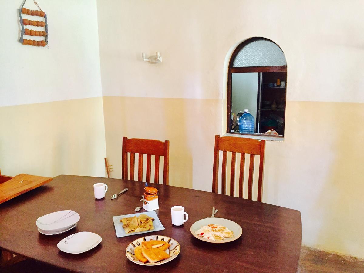 Akogo House - Bnb , Hostel, Backpackers & Volunteer Center Момбаса Екстер'єр фото