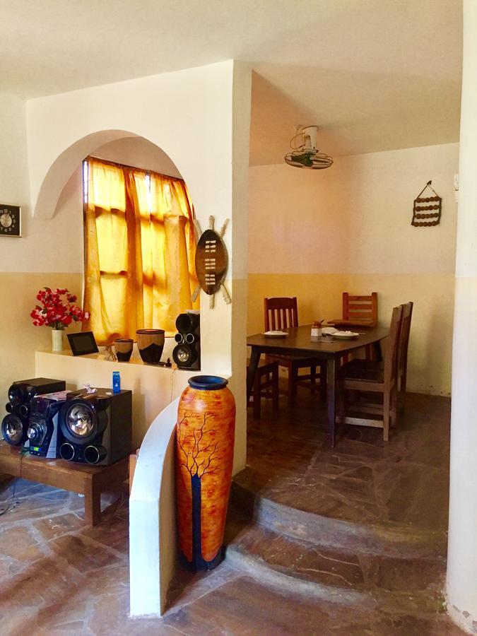Akogo House - Bnb , Hostel, Backpackers & Volunteer Center Момбаса Екстер'єр фото