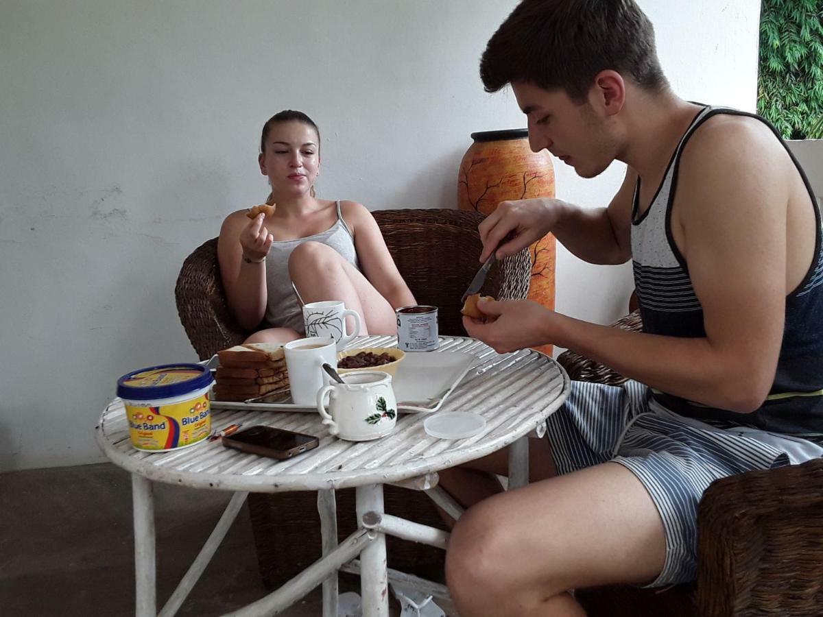 Akogo House - Bnb , Hostel, Backpackers & Volunteer Center Момбаса Екстер'єр фото